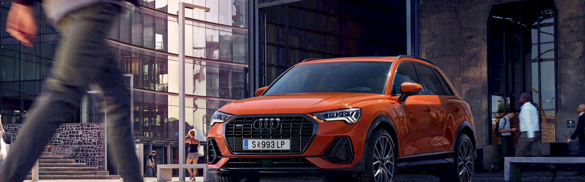 Audi Q3 áll az épület előtt