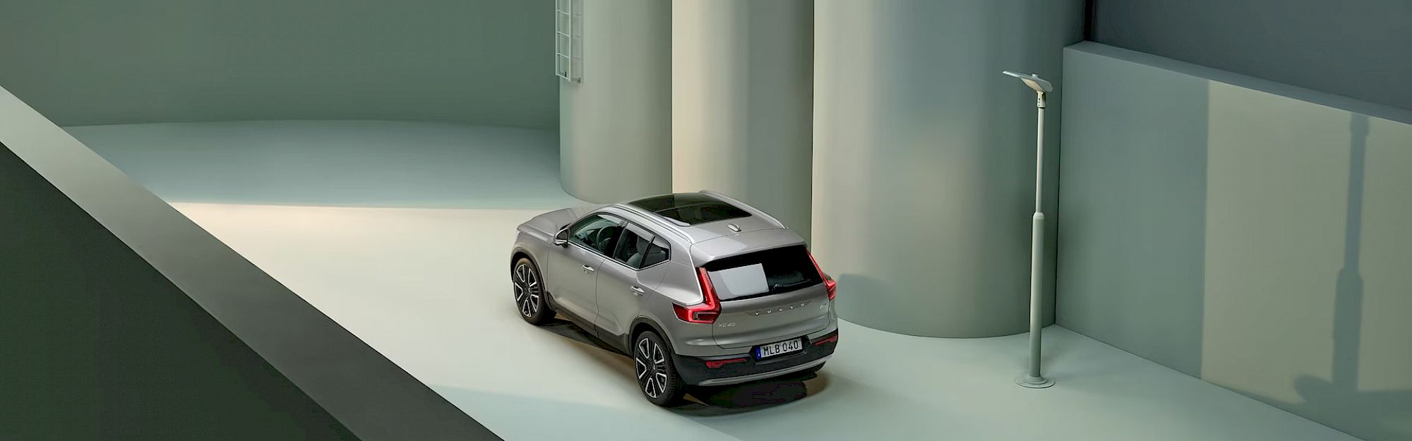 Volvo XC40 áll az épület előtt