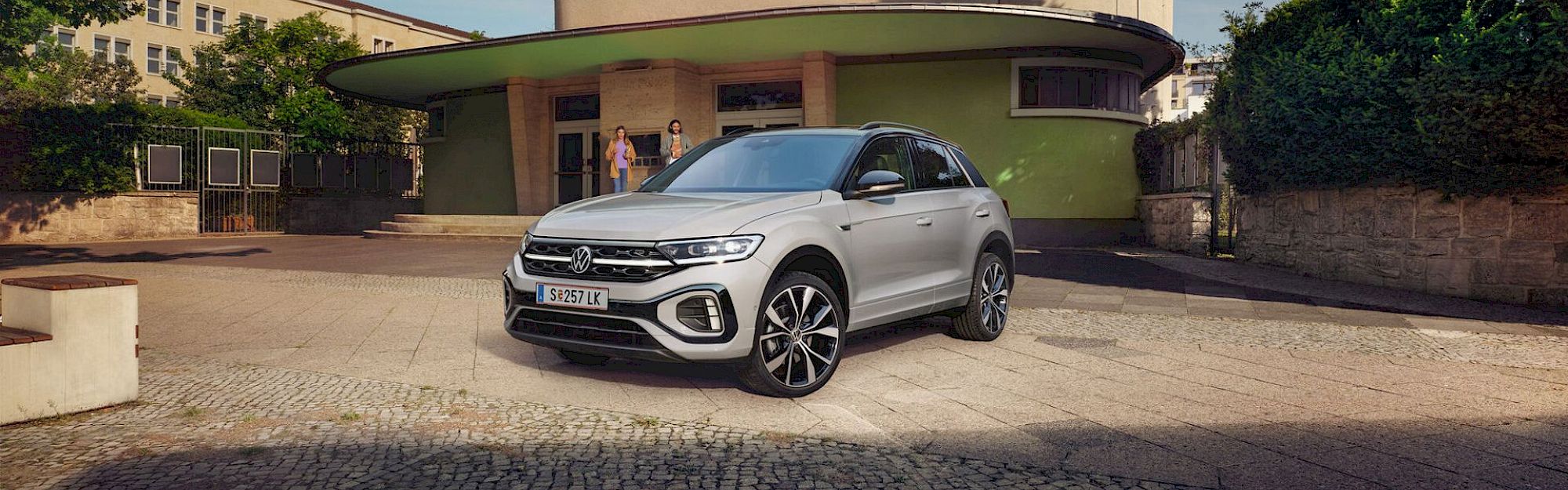 Volkswagen T-Roc áll az épület előtt