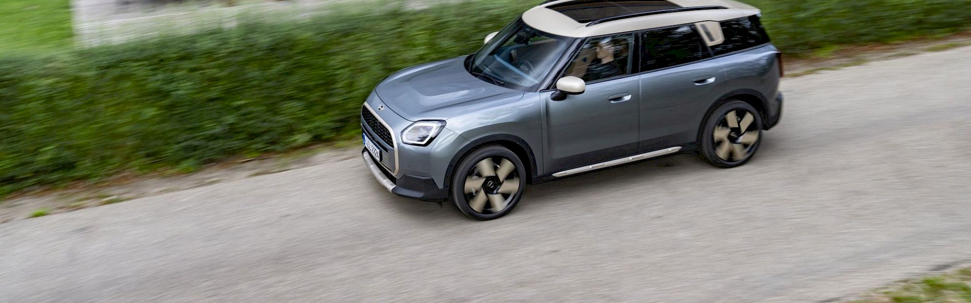 Mini Countryman elhalad a lakóház mellett