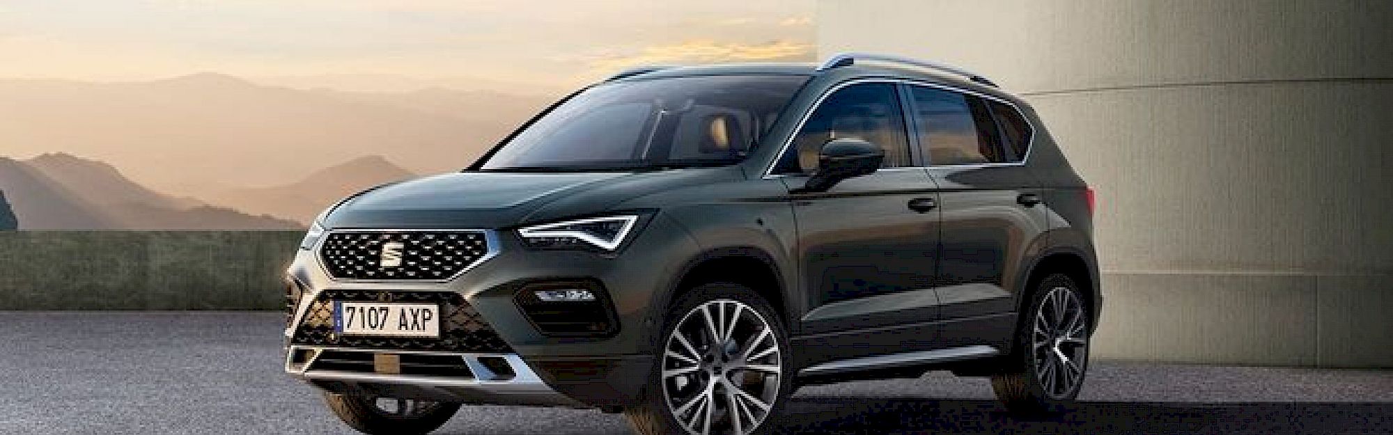 SEAT Ateca áll az épület előtt